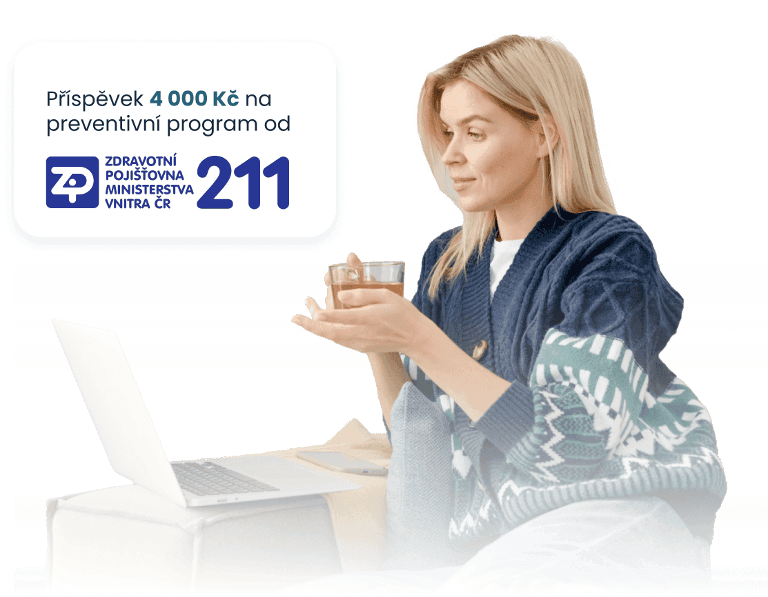 Žena sedící u notebooku s čajem v ruce žádající o příspěvek pojišťovny.