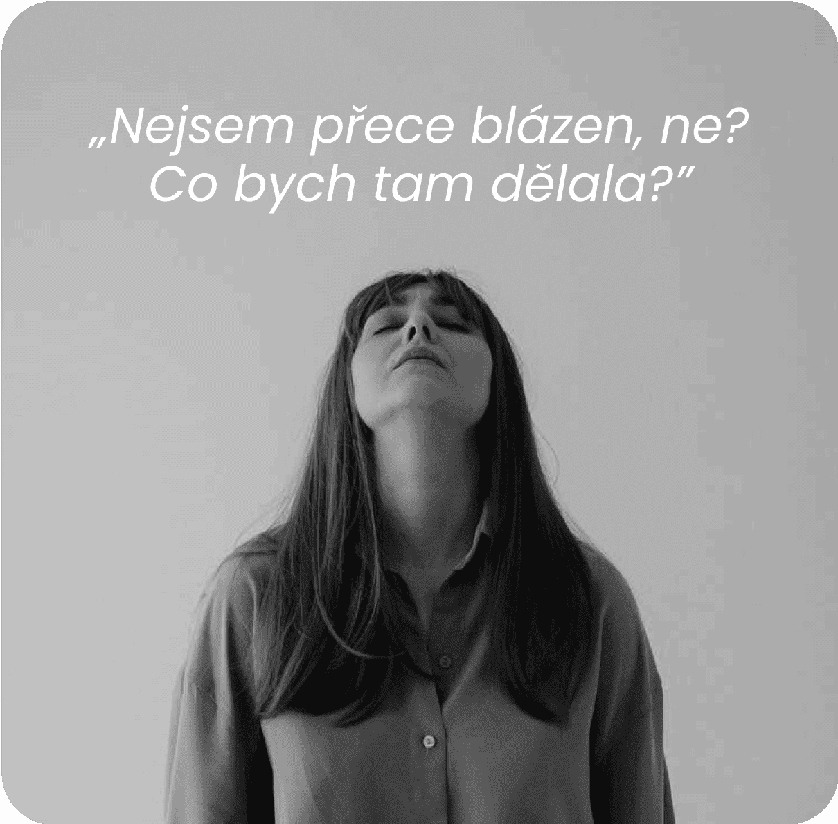 Žena středního věku s depresí zaklánějící hlavu.