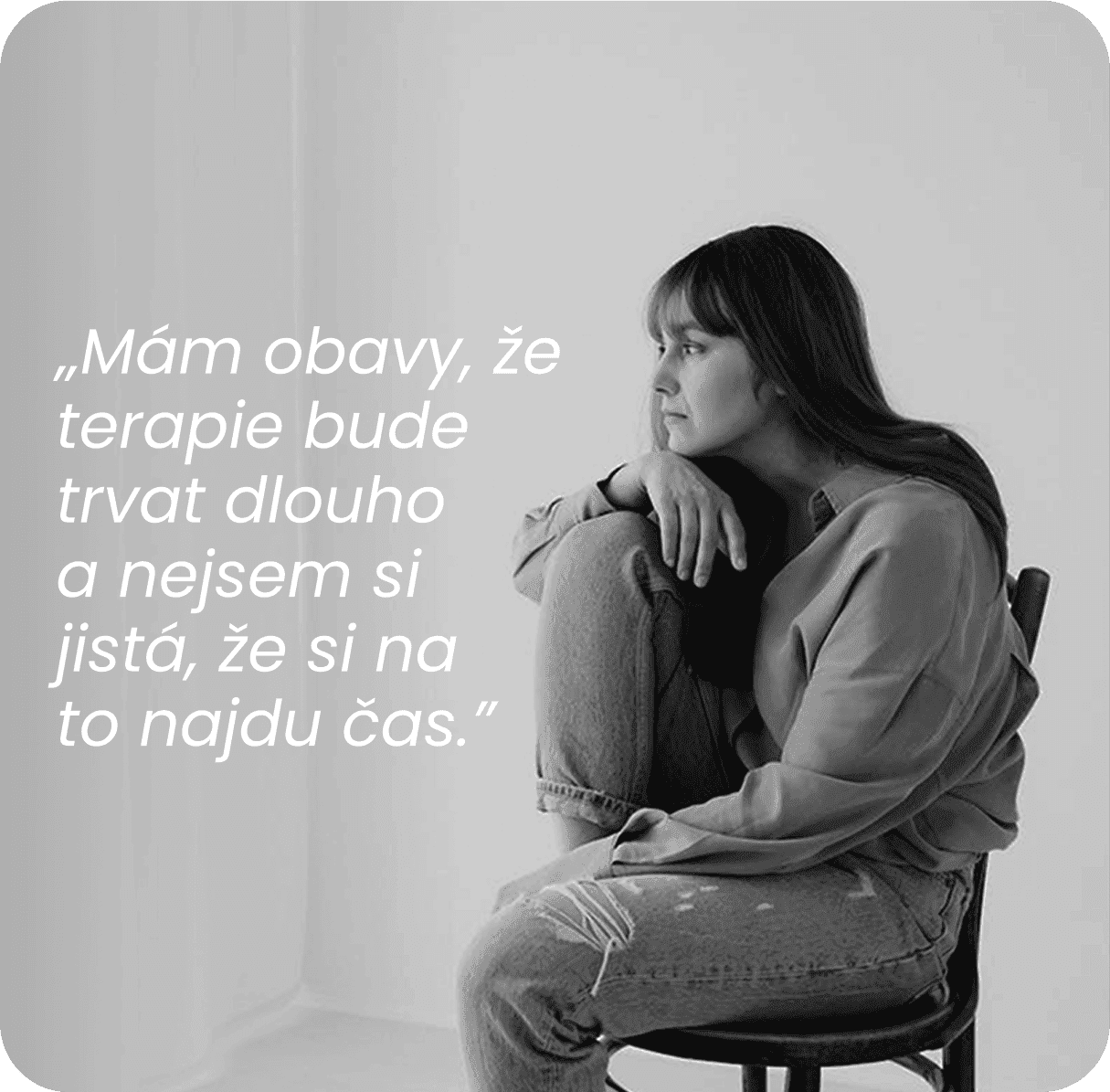 Žena středního věku s depresí sedící na židli.