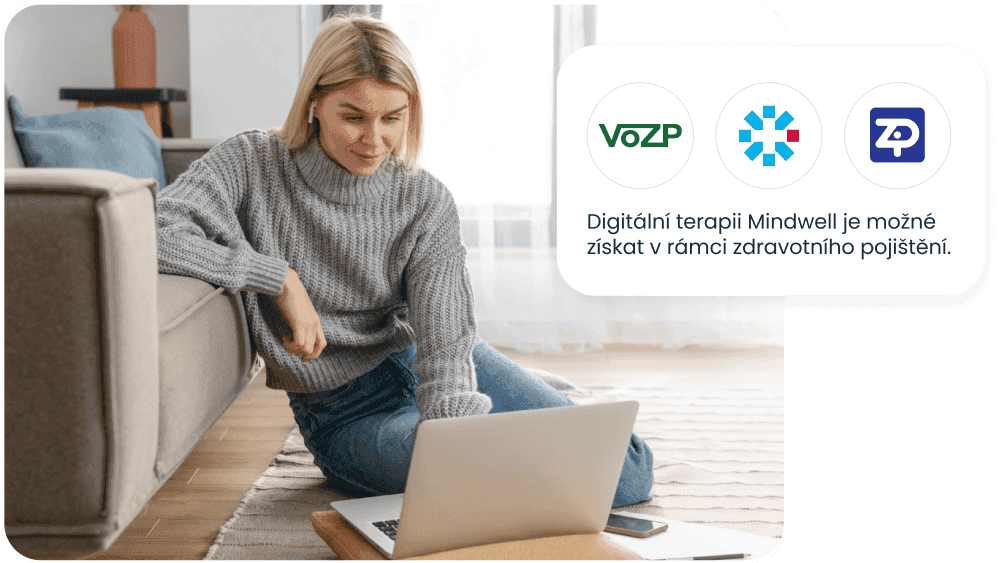 Žena před počítačem a loga pojišťoven