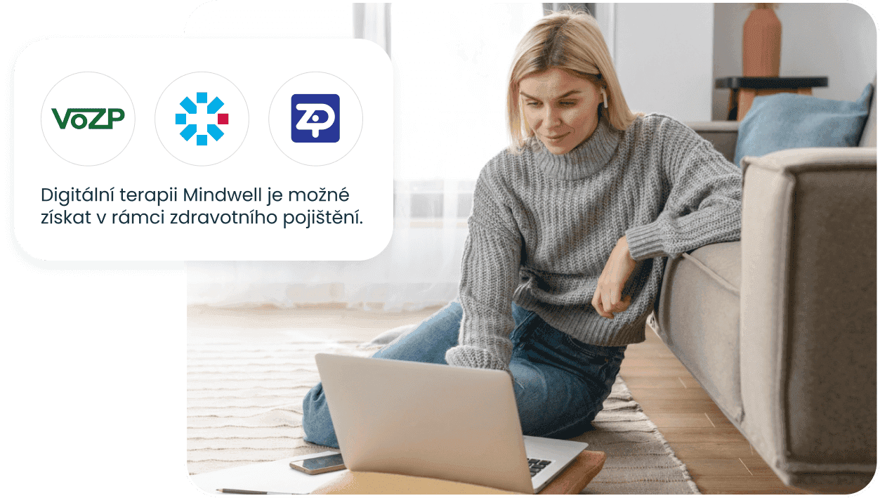 Žena se na notebooku dívá na seznam zdravotních pojišťoven