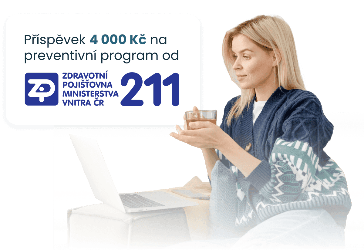 Žena sedící u notebooku s čajem v ruce žádající o příspěvek pojišťovny.