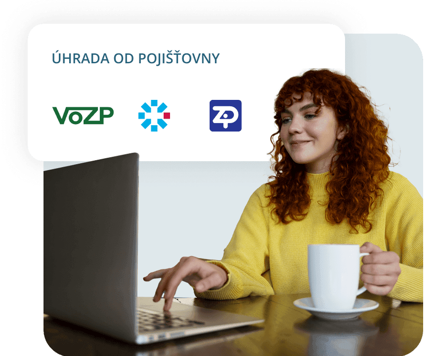 Žena na počítači s logy pojišťoven