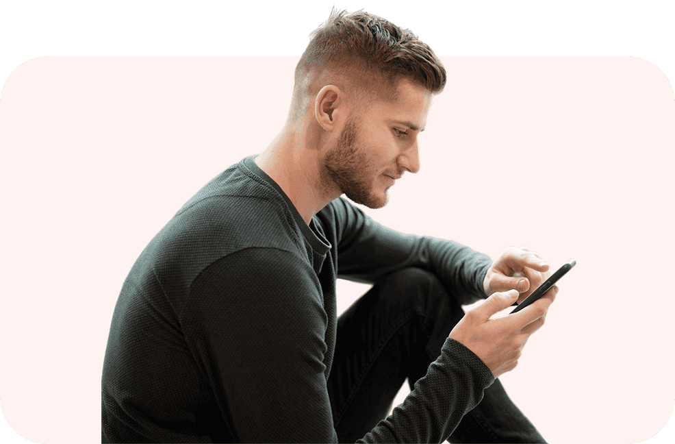 Mladý muž s mobilním zařízením