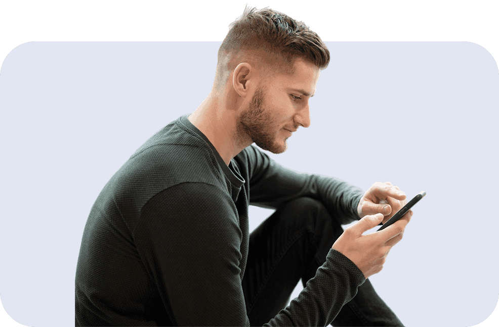 Mladý muž s mobilním zařízením