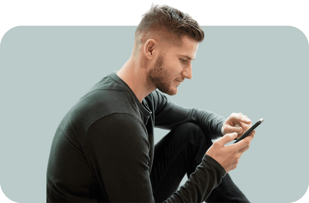 Mladý muž s mobilním zařízením