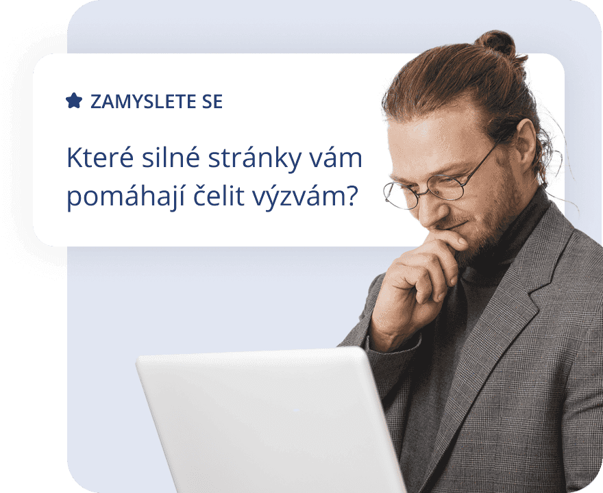 Muž držící laptop se zamyšleným výrazem