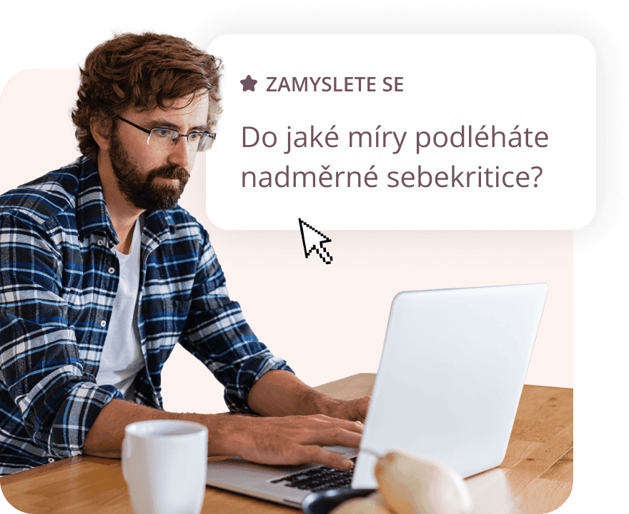 Muž sedící u stolu s počítačem