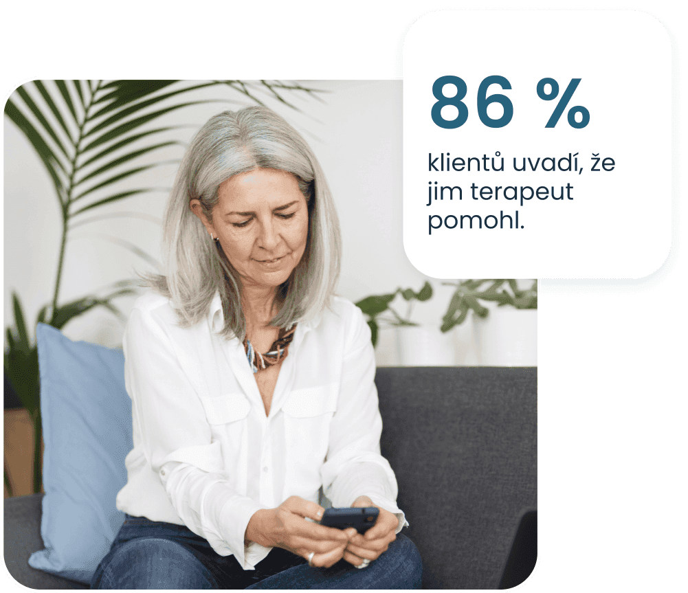 Starší paní s mobilem