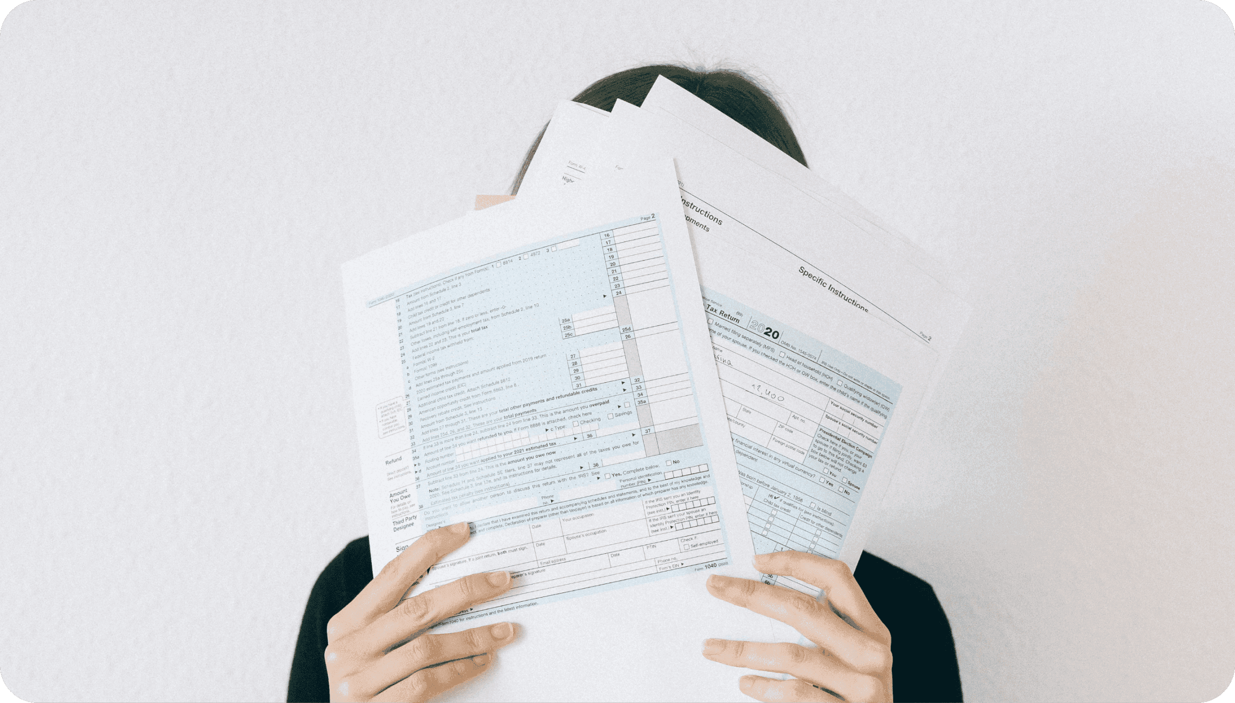 Člověk držící papíry.