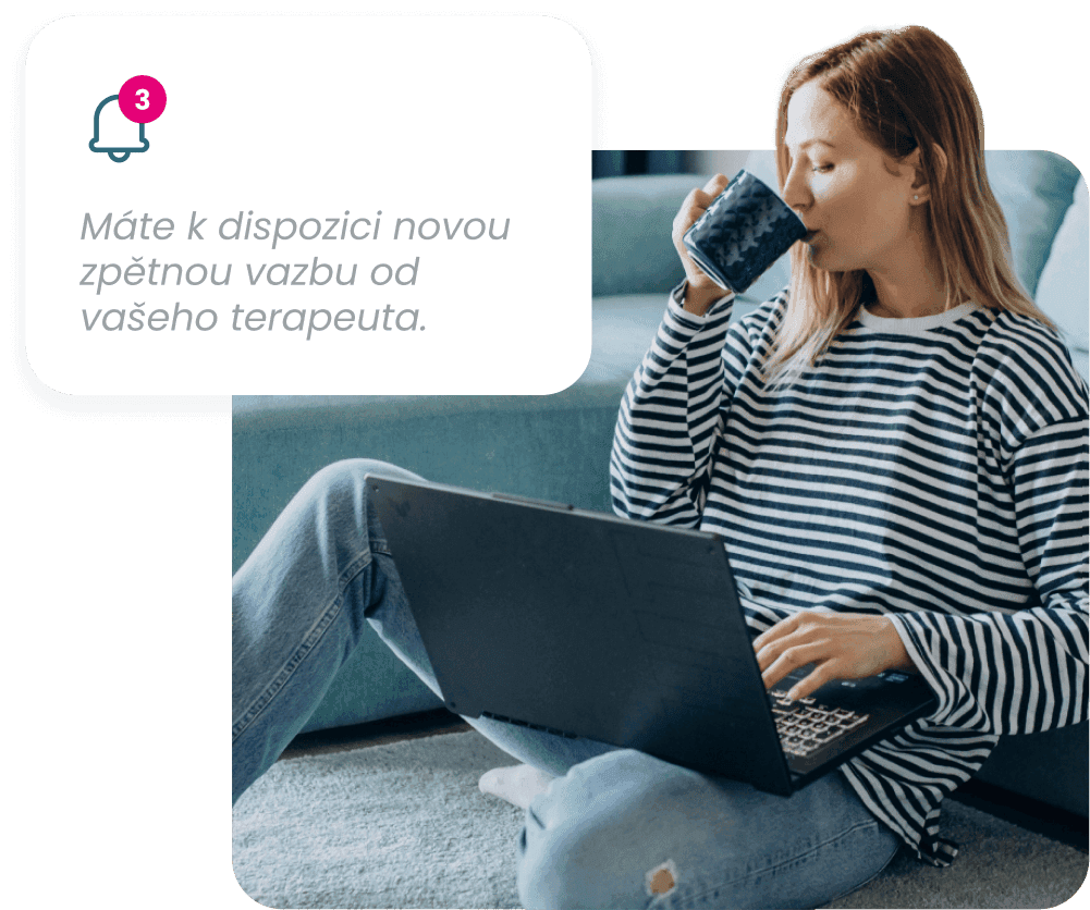 Slečna před počítačem s kávou